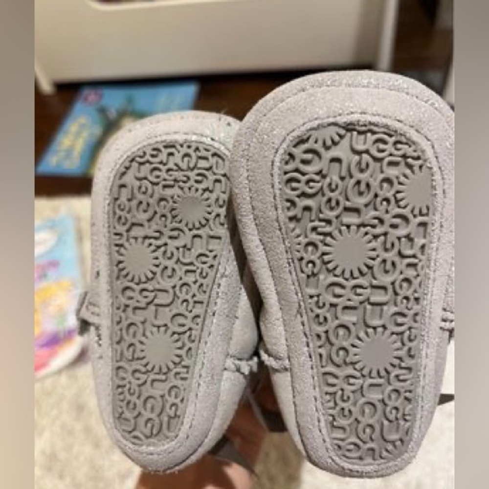 Infant UGGs - Silver with Bows - Picture 3 of 3